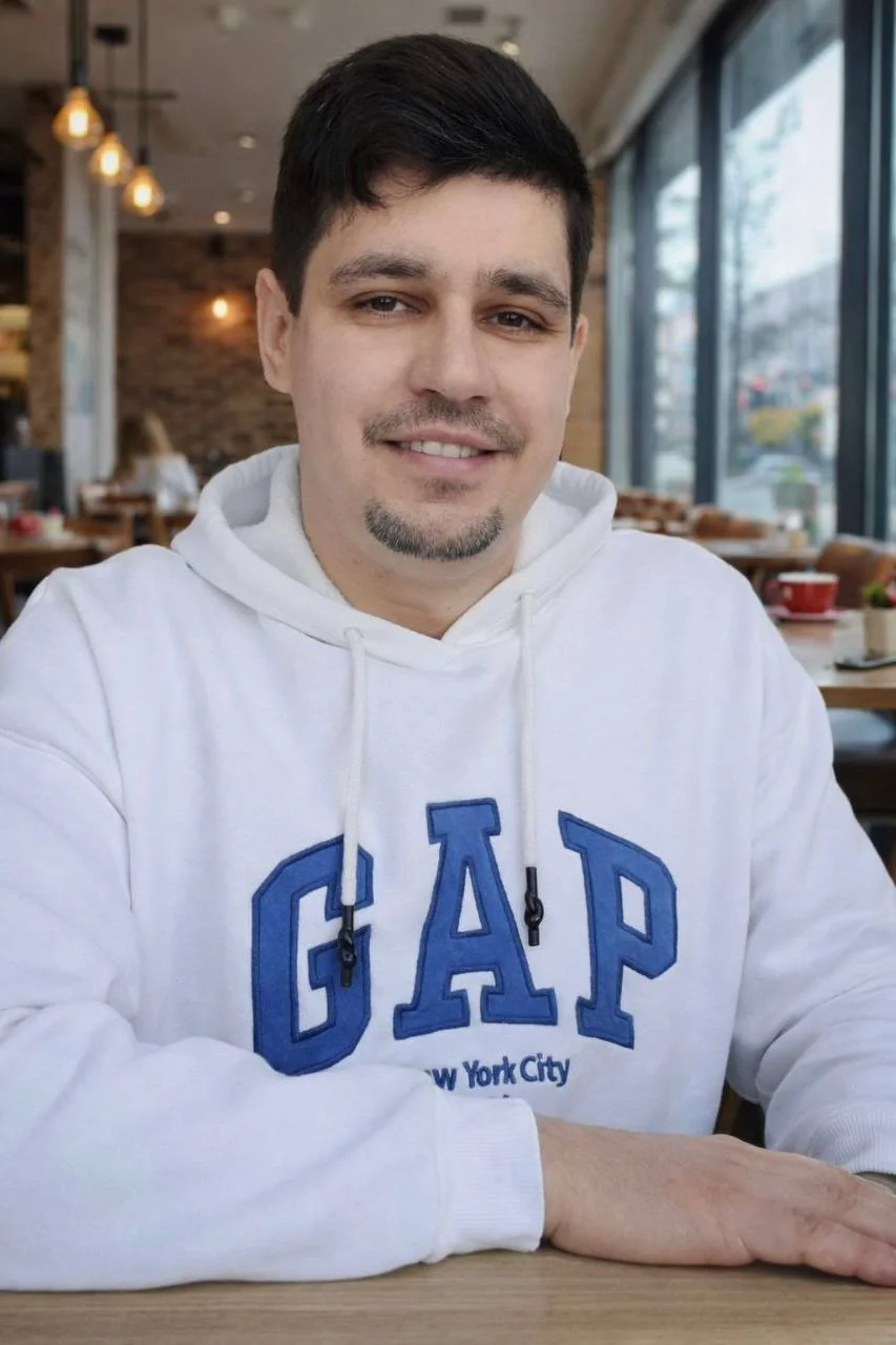 Артур Холоденко